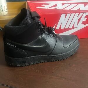 Nike Black High-Top Sneakers Sleek Design